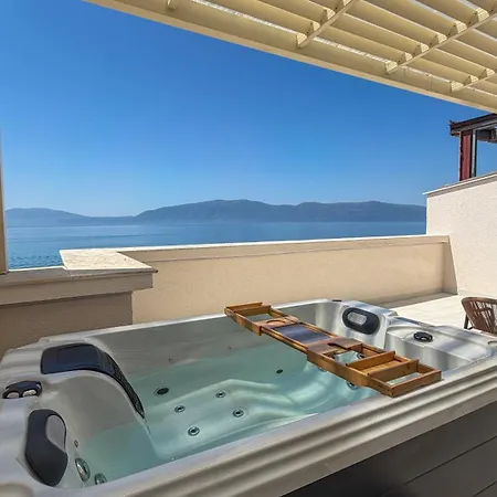 Trea - Aron Rooftop Jacuzzi Apartment Vlorë