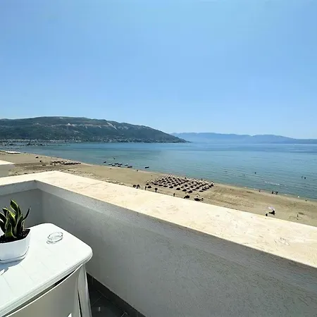Apartment Trea - Roof On