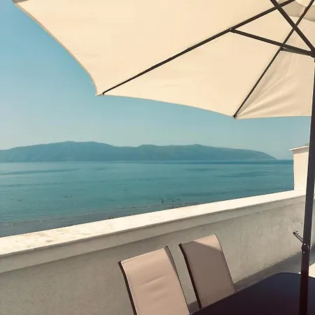 Trea - Roof On Apartman