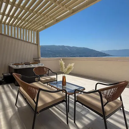 Trea Aron Rooftop Jacuzzi Apartment