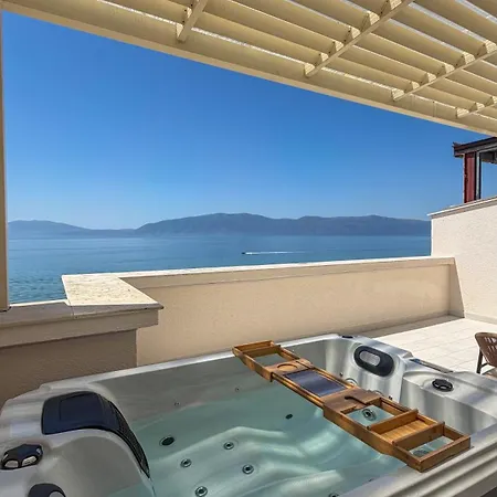 Trea Rooftop Jacuzzi Apartment
