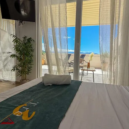 Trea Aron Rooftop Jacuzzi Apartment