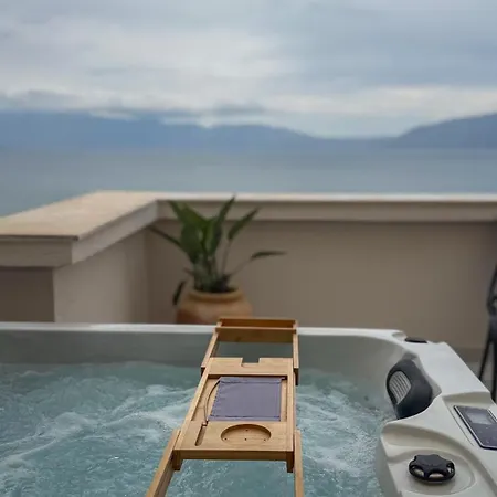 Trea Aron Rooftop Jacuzzi Apartment *