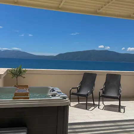 Trea Aron Rooftop Jacuzzi Apartment