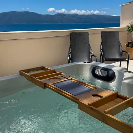 Trea Aron Rooftop Jacuzzi Apartment * Vlorë